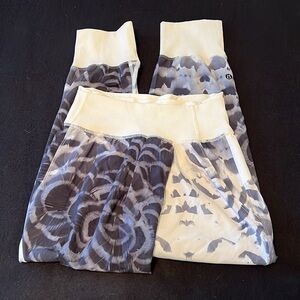 Lululemon Athletica Black and Cream Dance to Yoga Pants Plume Angel Wing Size 4